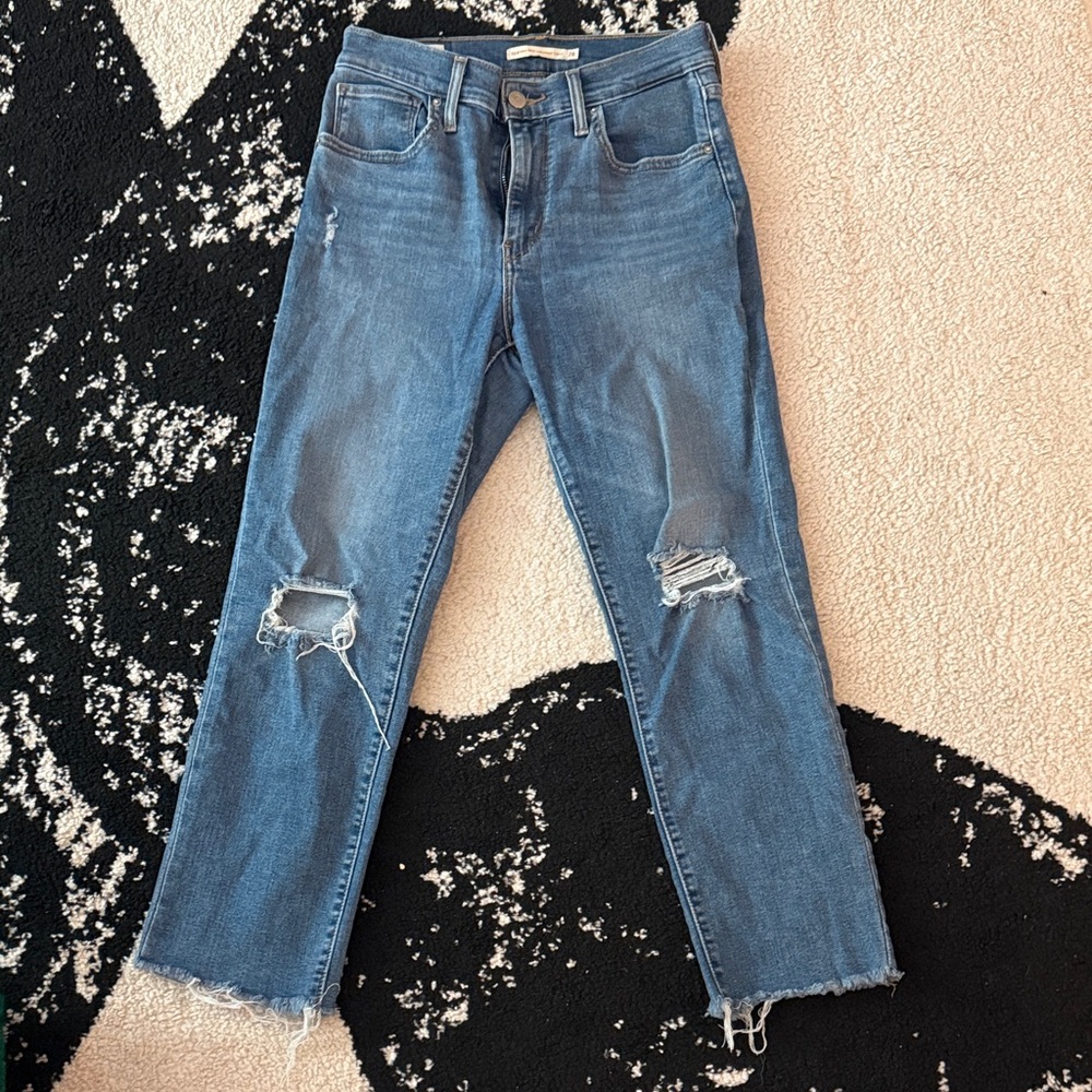 Levi's Distressed Ankle Jeans in Blue